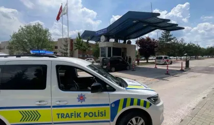 Yokuşta geri kayan araç aynı otomobile 3 kez çarptı