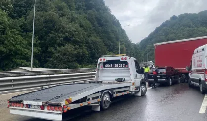 TEM Otoyolu’nda tırdan ayrılan dorseye otomobil çarptı: 2 yaralı