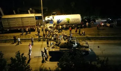  15 Temmuz’da Sakarya destan yazdı…On binlerce kişi valiliğe akın etti, 19 kişi yaralandı 