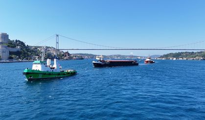 Karasu’da karaya oturan dev gemi Boğaz’dan geçti