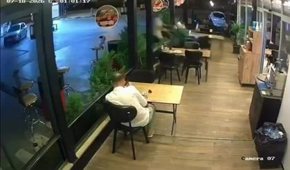 Motosiklet lokantada oturan müşteriye çarptı