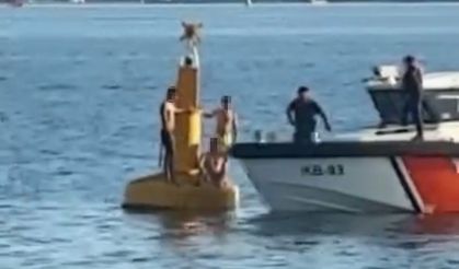 Boğulmamak için deniz fenerine çıkan 3 kişiyi Sahil Güvenlik kurtardı