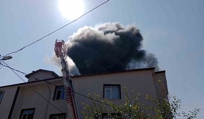 Apartmanın çatı katı alev alev yandı
