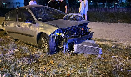 Ağaca çarpan otomobil ikiye bölündü, sürücü hafif sıyrıklarla kurtuldu