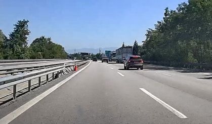 Anadolu Otoyolu’nda tehlikeli anlar! Aracın tamponu kopup yola savruldu