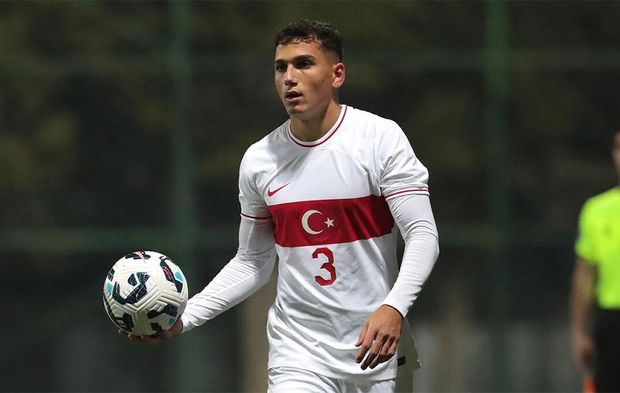 Galatasaray milli futbolcuyu resmen açıkladı! 3 yıllık imzayı attı