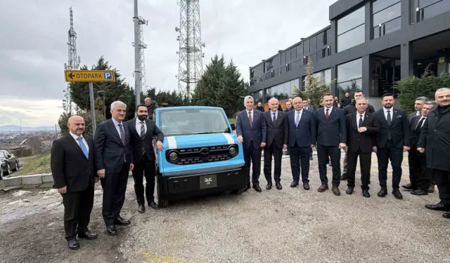 Yerli üretim elektrikli araca, Bakan Bolat hayran kaldı