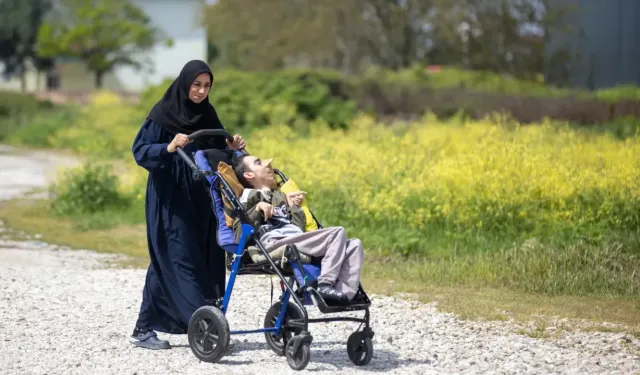 En büyük Anneler Günü hediyesi ömrünü adadığı engelli oğlunun sevgisi