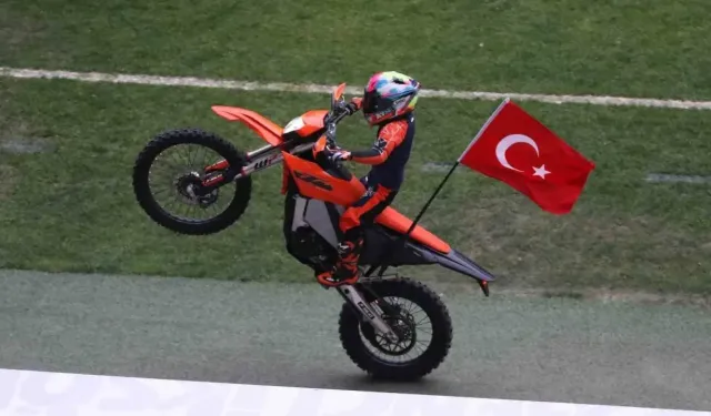 Kocaeli Stadyumu’nda Zayn Sofuoğlu’ndan motosiklet şovu