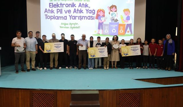Sıfır atık yarışmasında kazanan öğrenciler ödüllerini aldı