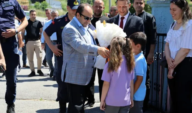 Karasu'da karne alan öğrenciler protokolle futbol oynadı 