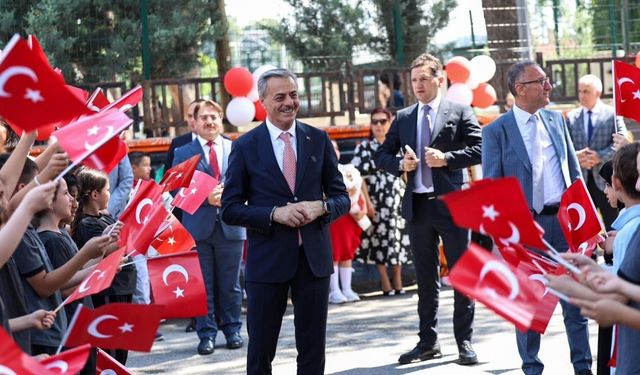 Yusuf Alemdar miniklerin karne heyecanına ortak oldu