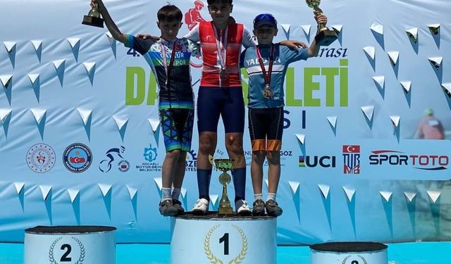 Güreşte ve bisiklette sporcular madalyalarla döndü