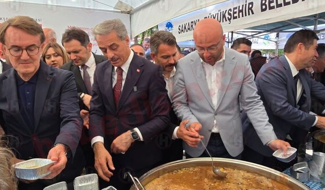 Büyükşehir aşure dağıttı