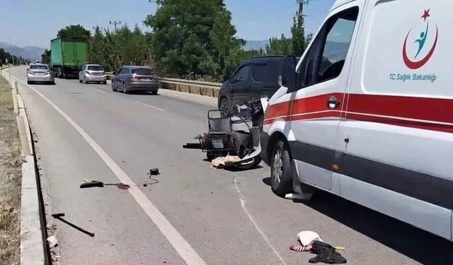 Otomobilin çarptığı elektrikli bisiklet sürücüsü hayatını kaybetti