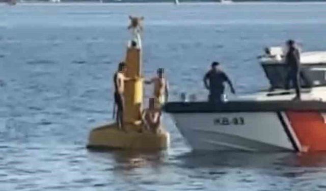 Boğulmamak için deniz fenerine çıkan 3 kişiyi Sahil Güvenlik kurtardı