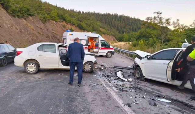 İki otomobil kafa kafaya çarpıştı: 4 yaralı