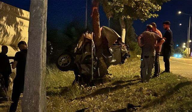 Otomobil ikiye bölündü, sürücü hafif sıyrıklarla kurtuldu