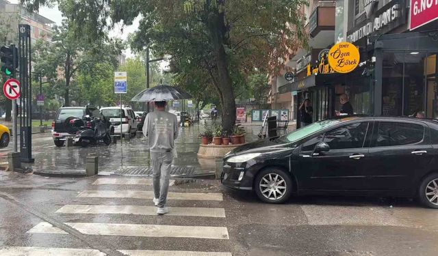 Aniden bastıran sağanak hayatı olumsuz etkiledi