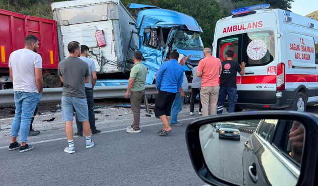 Devebağıtan'da iki tır çarpıştı... Trafik durma noktasına geldi