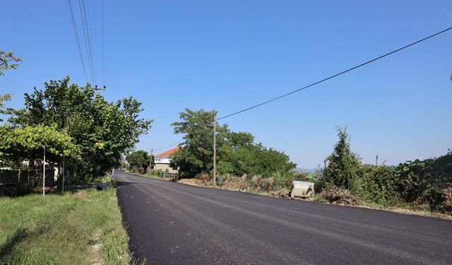 Ferizli'de 2 kilometrelik yol sıcak asfaltla yenilendi