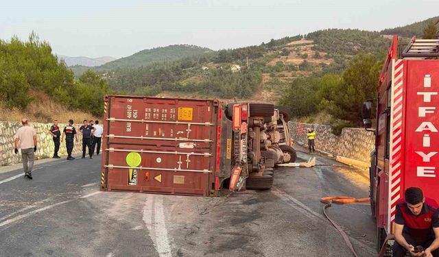 Pamukova -İznik yolunda tırlar çarpıştı... 1 yaralı