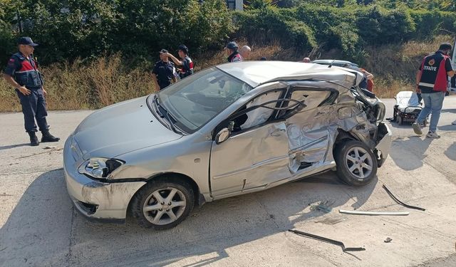 Mudurnu- Akyazı yolunda kamyon ile otomobil çarpıştı... 3 yaralı