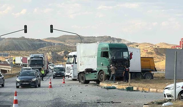Yolcu otobüsü ile iki tır çarpıştı