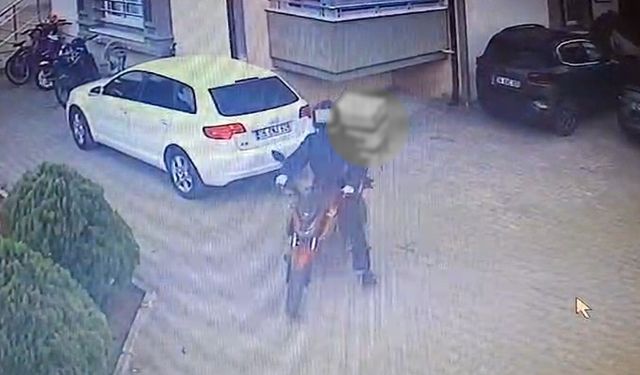 Pes dedirten hırsızlık!  Kendi motosikleti gibi bindi, vitesi boşa atıp götürdü