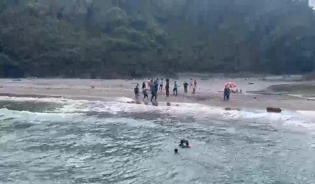 Yasağa rağmen denize giren baba ve 2 çocuğu ölümden döndü