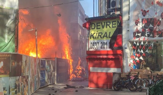 Konteynerdeki yangın iki işletmeye sıçradı: Mahalleli sokağa döküldü