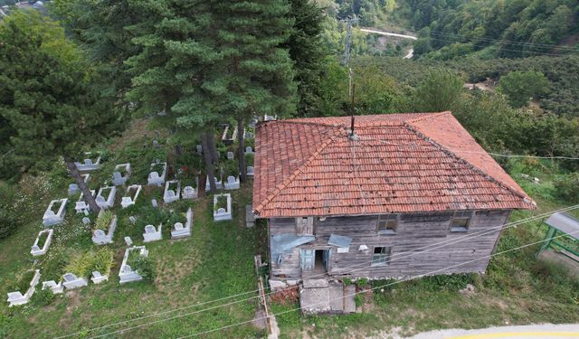 Akyazı’da 78 yıllık ahşap cami zamana direniyor!