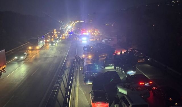 Anadolu Otoyolu'nda tır devrildi