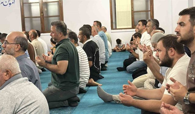 Mevlid Kandili'nde  eller semaya açıldı