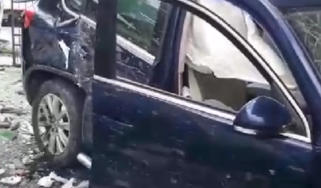 Bahçe duvarını yıkarak eve çarpan otomobilin sürücüsü yaralandı