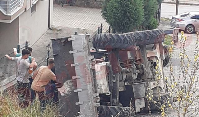 İş makinesi rampada devrildi, belediye işçisi yaralandı