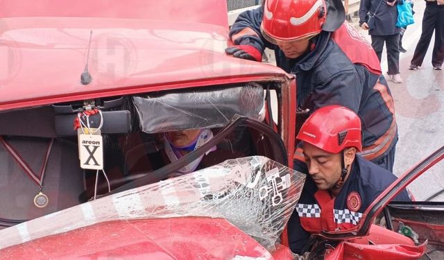 Sapanca'da feci kaza! Araç içinde sıkıştı...