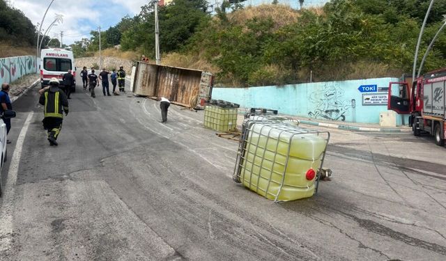 Çamaşır suyu tanklarını taşıyan kamyon devrildi