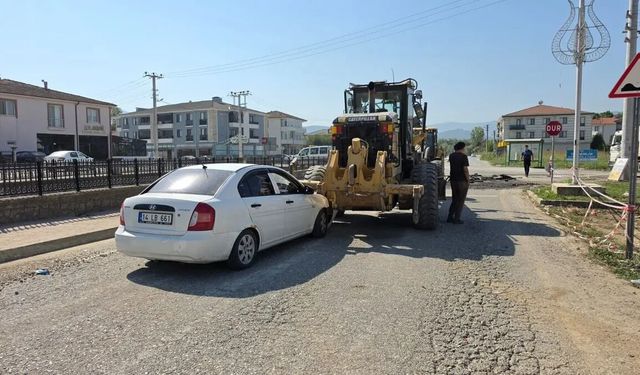 Greyder geri gelirken otomobile çarptı