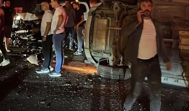 Akyazı'da can pazarı...Kavşakta araçla çarpışan otomobil devrildi: 1'i bebek 6 yaralı