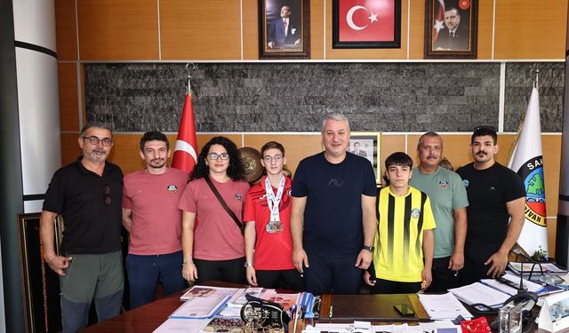 Serdivan Belediye Başkanı Osman Çelik başarılı sporcuları ödüllendirdi