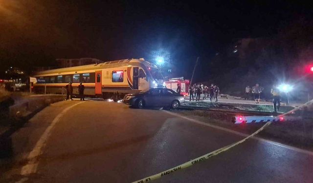 Yolcu treni otomobille çarpıştı: 5 yaralı