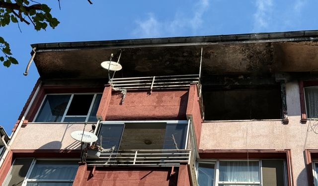 4 katlı apartmanda yangın paniği...Alevler pencerelerden yükseldi