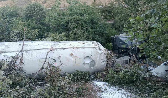 Akyazı - Mudurnu yolunda tır devrildi: 1 ölü, 1 yaralı