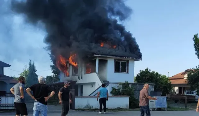 İki katlı evde çıkan yangında ikinci kat ve çatı kullanılamaz hale geldi
