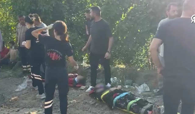 Fındık işçilerini taşıyan traktör devrildi...18 yaralı