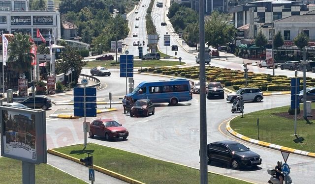 Tunatan Kavşağı'nda korkutan kaza! Bebekli kadın kaldırımda sakinleşmeye çalıştı
