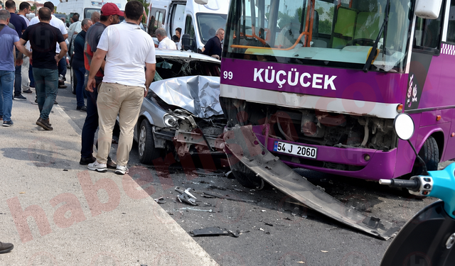Halk otobüsü otomobille çarpıştı!