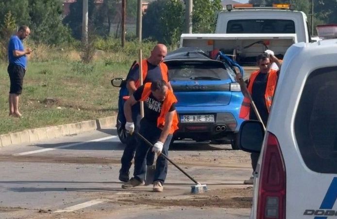 Karasu girişinde SUV ile çarpışan TIR devrildi: 1 yaralı