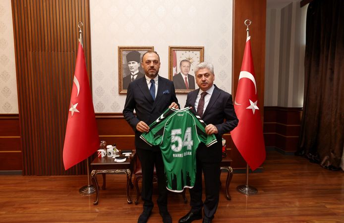 Sakaryaspor'a bir transfer Vali Doğan'dan